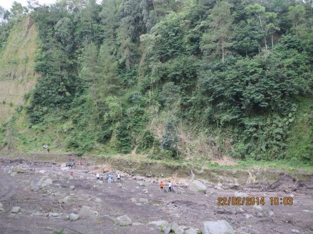 Tebing di Tepi Sungai Boyong (Photo by: Pak Djoko Luknanto) Tebing di Tepi Sungai Boyong (Photo by: Pak Djoko Luknanto)
