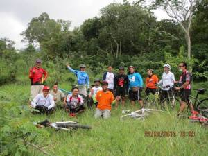 Bahagia Bersama di Puncak Bukit di Tepi Kali Boyong